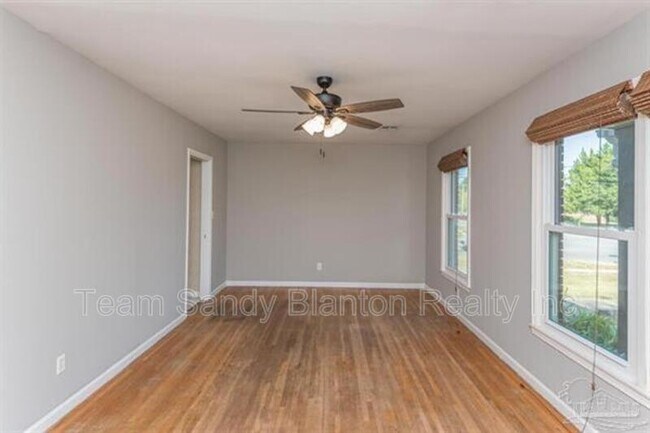 Building Photo - 5595 Leesway Blvd
