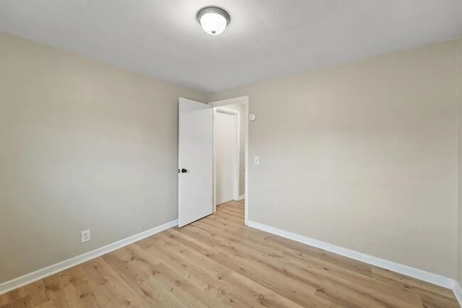 Building Photo - 13 Brookside Ave W