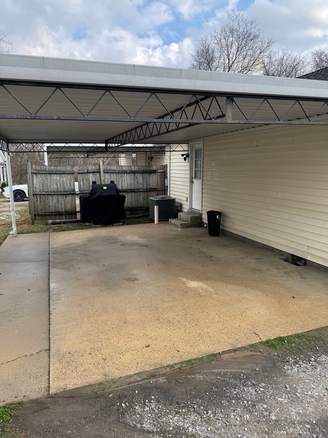 Building Photo - 401A Sarver Ave