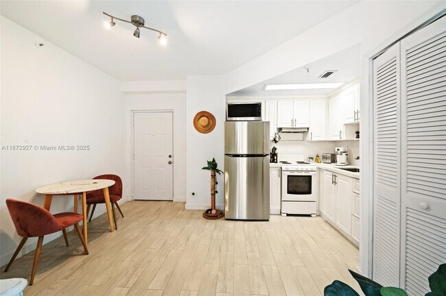 Building Photo - 3051 SW 27th Ave