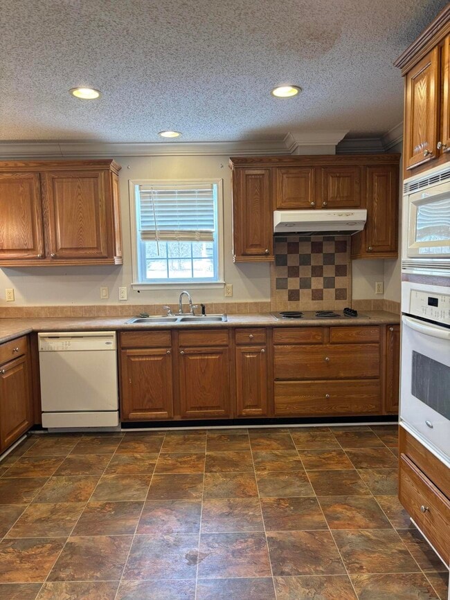 Building Photo - 6115 Dinkins Mill Rd