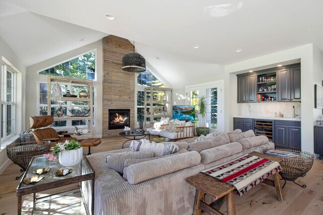 Building Photo - Winter Getaway: Large, Cozy Mountain Modern Home