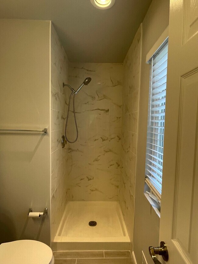 Building Photo - End unit townhome in Annapolis!