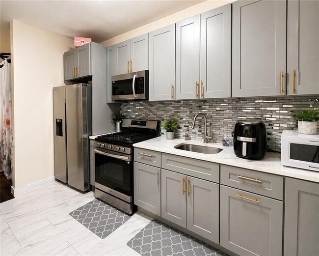 Building Photo - 284 E 39th St