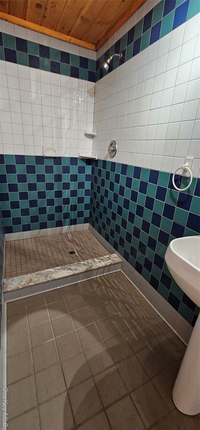 Building Photo - 18 Lake Ridge Rd