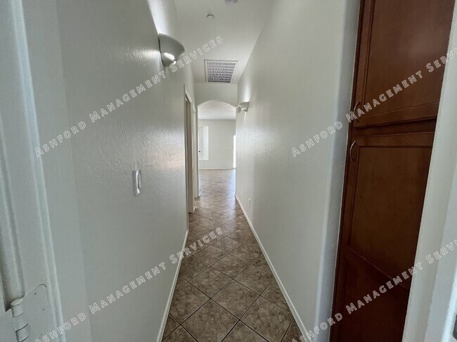Building Photo - BEAUTIFUL 3 BEDROOM 2 BATHROOM HOUSE FOR R...