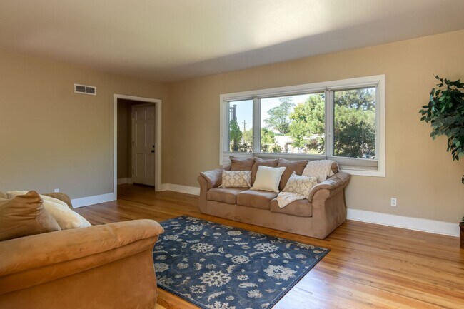 Building Photo - SPRUCE PARK CLASSIC 3 Bedroom  2 Bath 2/STORY 2/CG