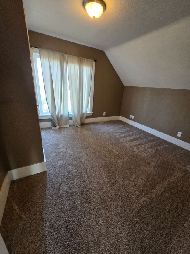 Building Photo - 2 Bed 1.5 Bath