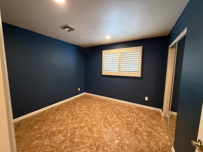 Building Photo - 4028 W Augusta Ave