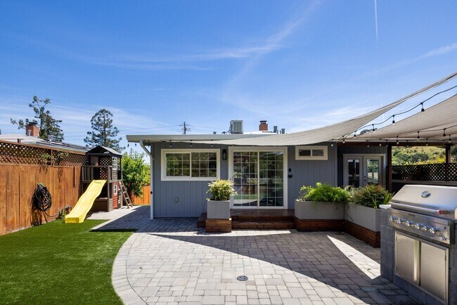 Building Photo - Beautiful Duplex In Highly Desirable San Rafael!