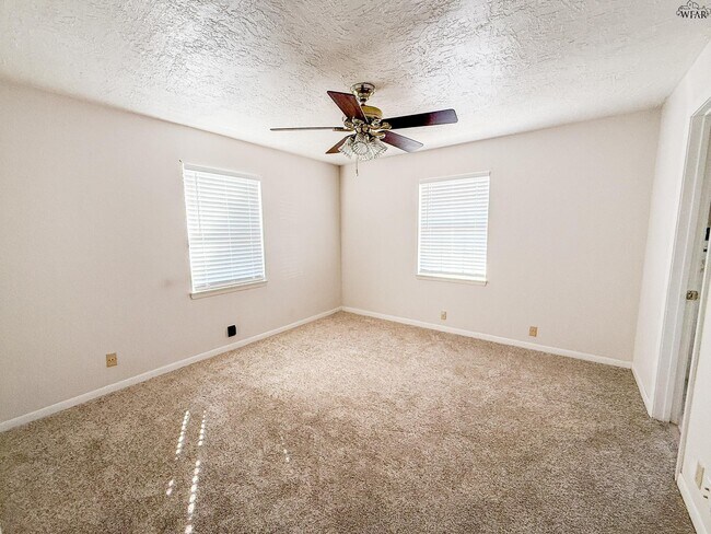 Building Photo - 4600 Belmount Dr