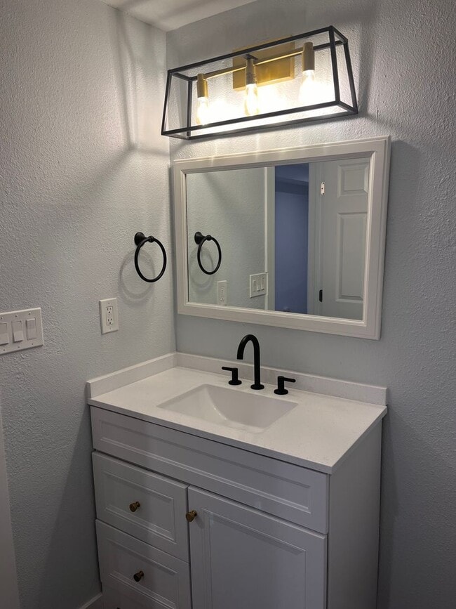 Building Photo - 5622 35th Ave E