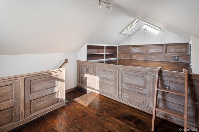 Building Photo - 689 S Mountain Rd