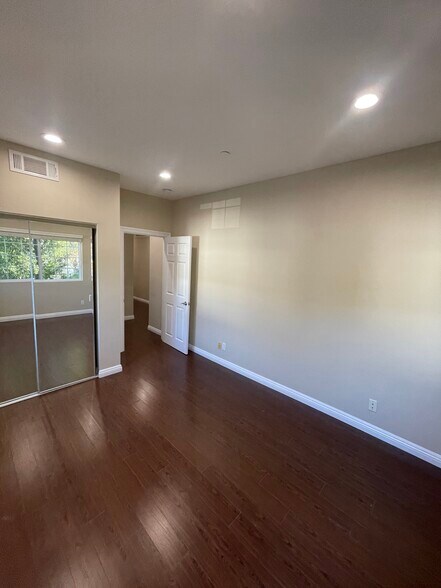 Building Photo - 624 E San Jose Ave