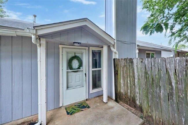 Building Photo - 703 Country Aire Dr