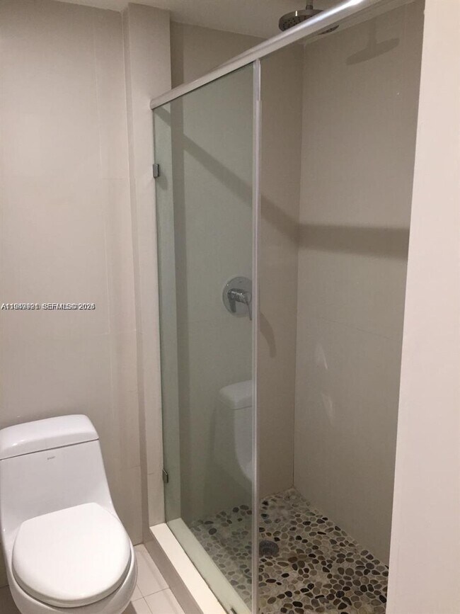 Building Photo - 2000 NE 135th St