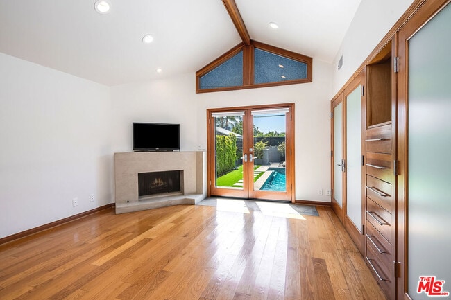 Building Photo - 445 Westmount Dr