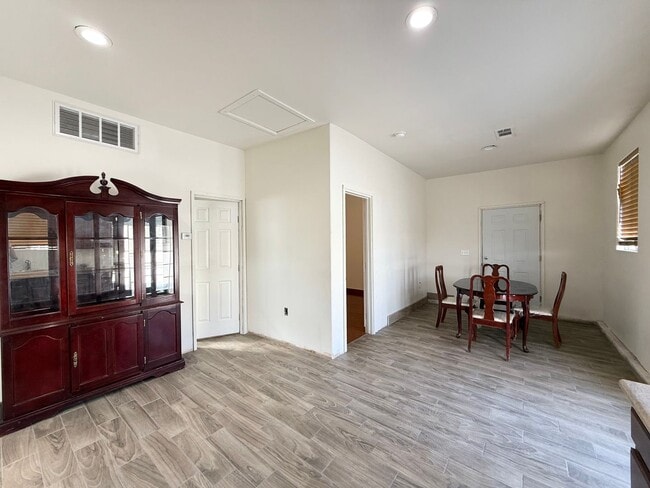 Building Photo - 5/BD 2.5/BA Spacious Home with Casita, RV ...
