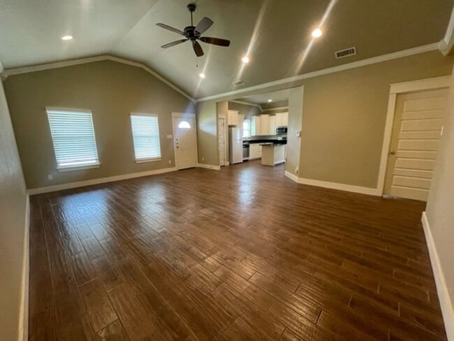 Building Photo - Charming 3-bedroom, 3-bathroom