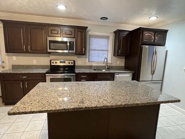 Building Photo - 114 Walnut St