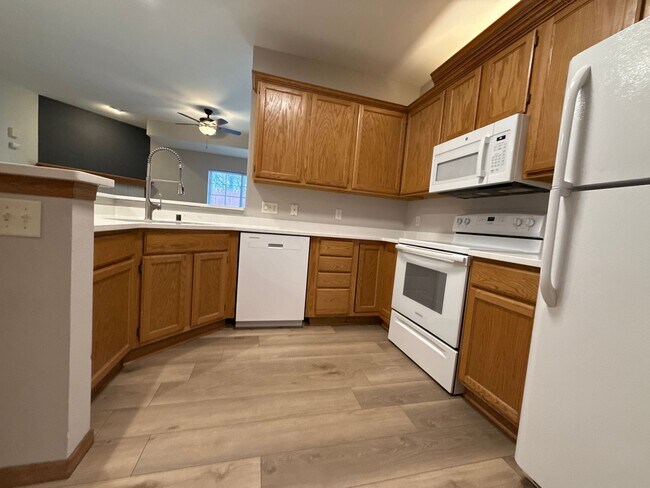 Building Photo - Large 2 Bedroom, 2 Bath apartment with 2 car garage