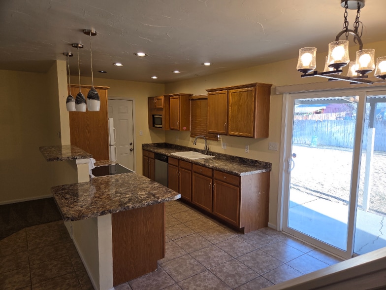 Building Photo - 1871 Shumway Ave