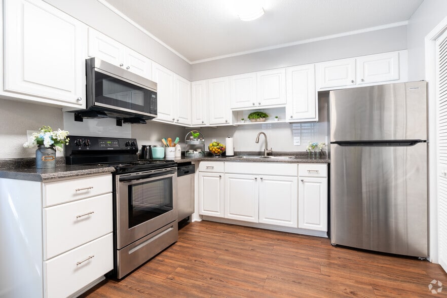 2BR,1.5BA - 1,075SF - Kitchen - Colonial Townhouses- Students save up to 10%!