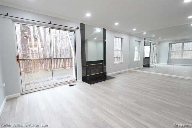 Building Photo - 41498 Cornell Dr