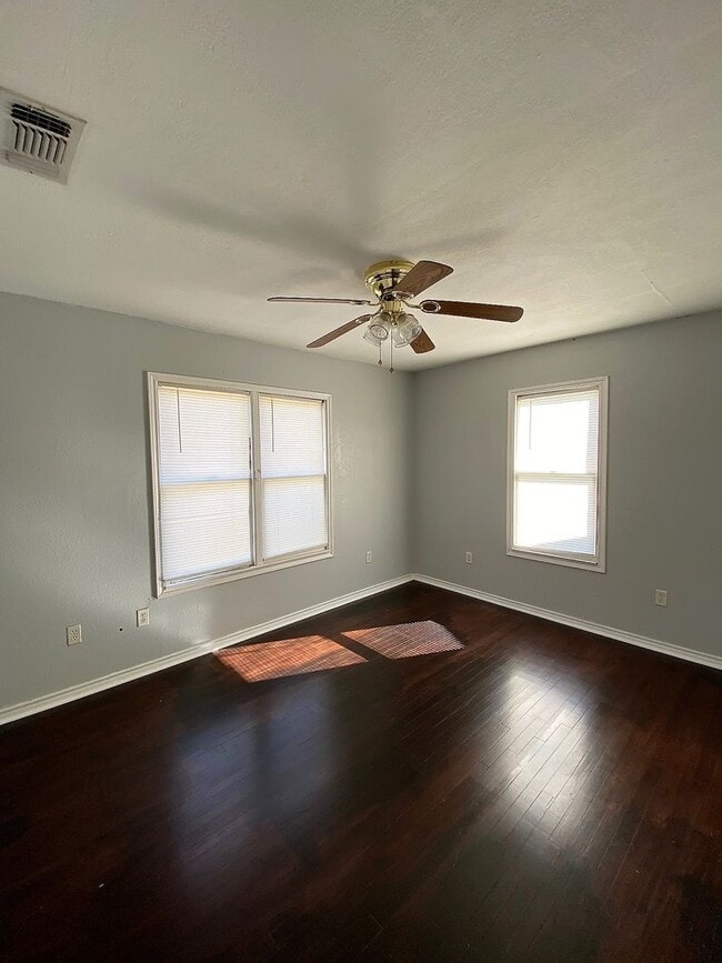 Building Photo - Adorable Remodeled three bedroom, one bath home with spacious fenced in back yard!!