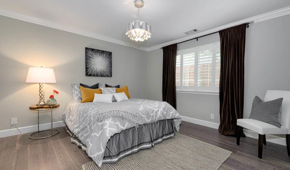 Building Photo - 10086 La Paz Ave