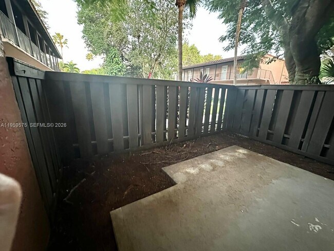 Building Photo - 10786 N Kendall Dr