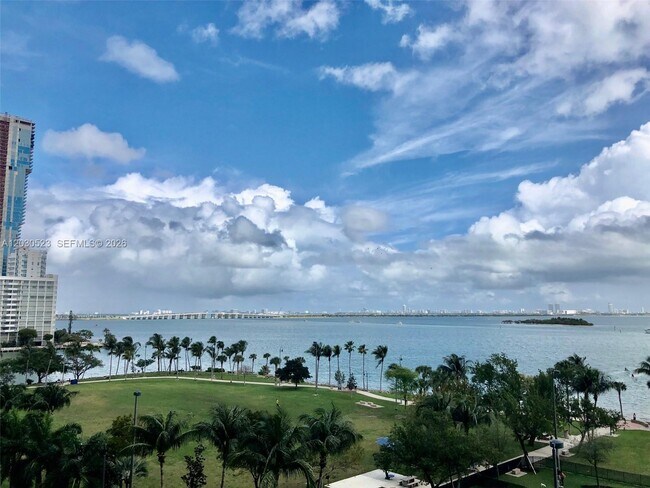 Building Photo - 1800 N Bayshore Dr