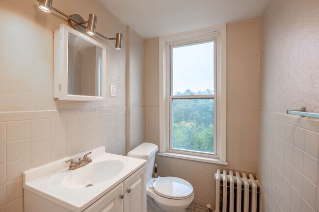 Building Photo - Comfort Meets Style: 3-Bedroom Home with Spacious Backyard in Pittsburgh