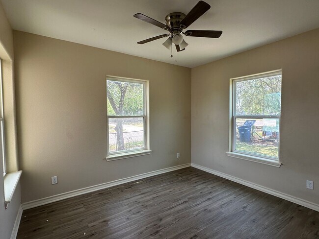 Building Photo - Ready for move in