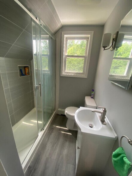 Modern Bath! - 8-08 Lake St