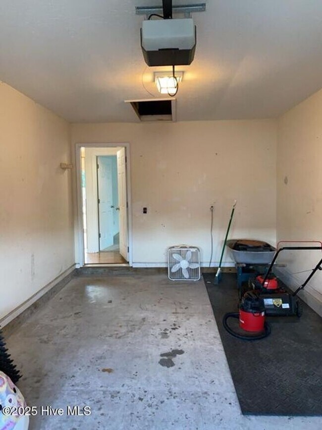 Building Photo - 206 Red Carnation Dr