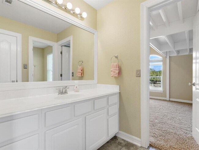 Building Photo - 1005 Overlook Bend