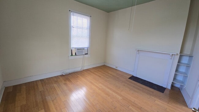 Building Photo - Short Term Lease at $1200/month- Pre-Leasing for Fall at $1900/month [Olympia]