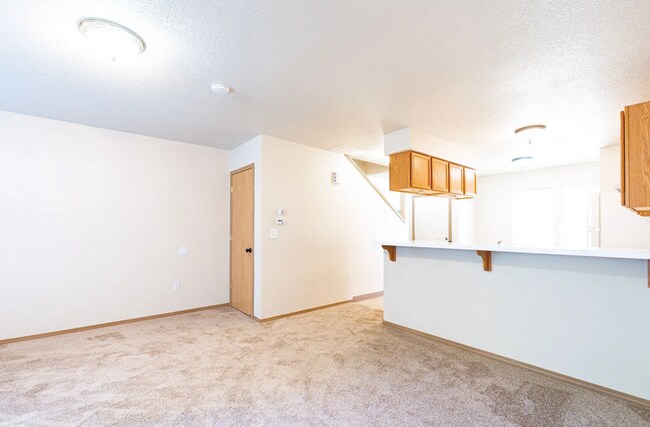 Building Photo - Rare 2 X 1.5 Townhome Availble in October