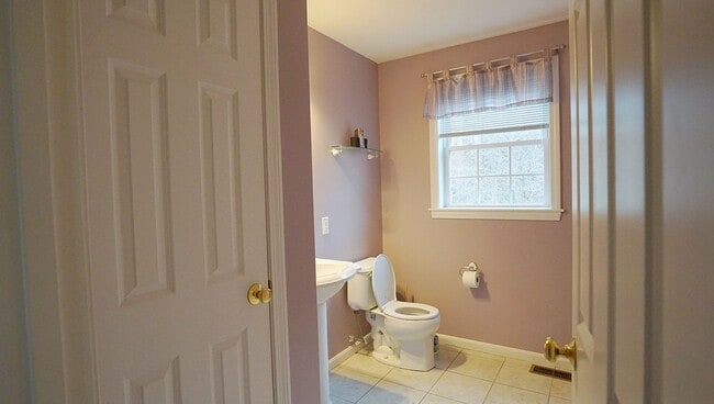Building Photo - 15 Skyview Dr