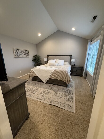 Building Photo - 7396 Pineview St NE