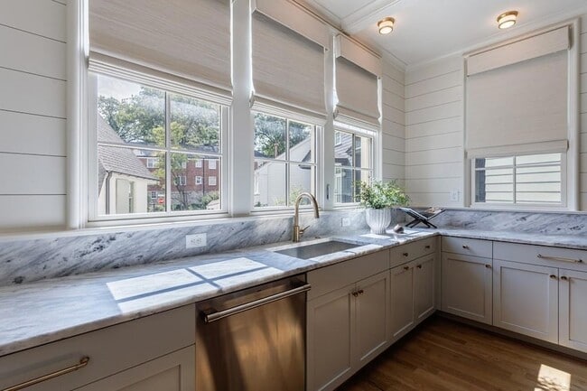 Building Photo - 81 Delmont Dr NE