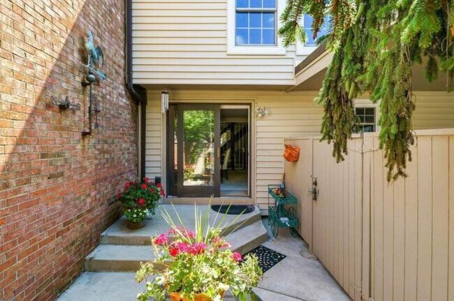 Building Photo - 1681 Saint Albans Ct