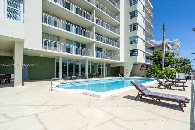 Building Photo - 9500 W Bay Harbor Dr