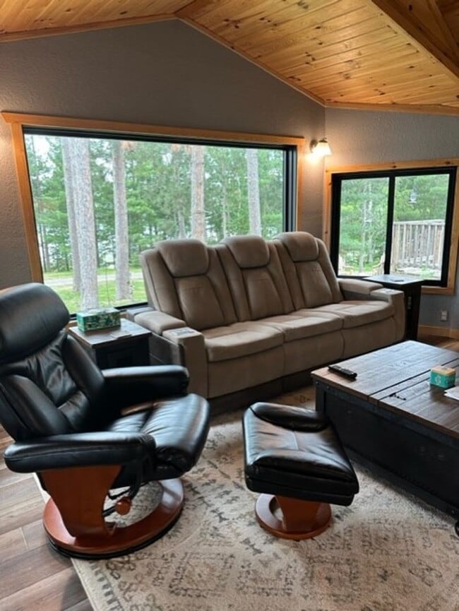Building Photo - East Twin Lake Home - 3 BR, 2 Bath Single ...
