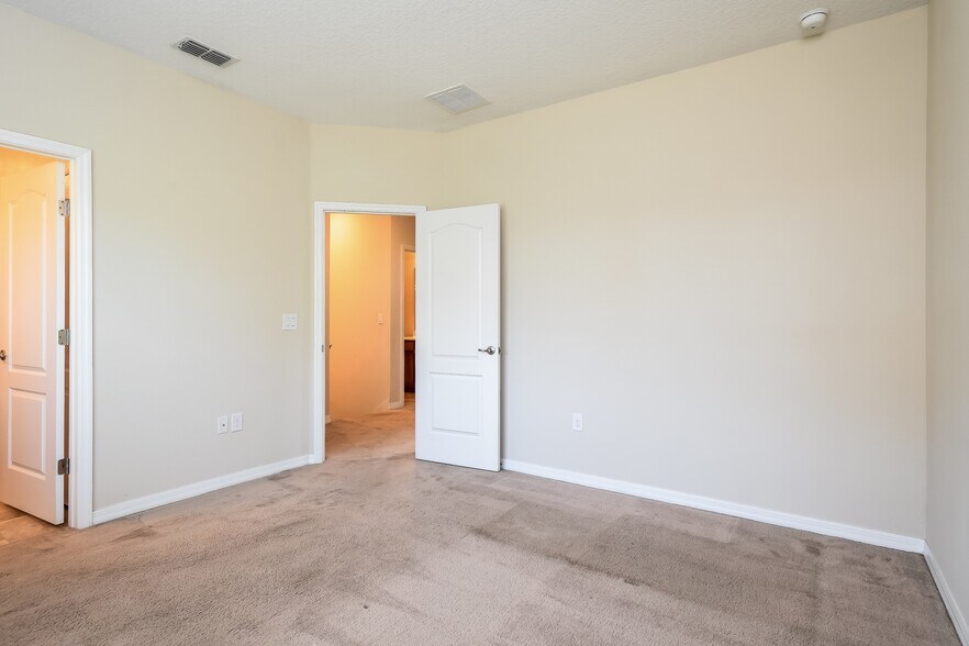 Building Photo - 1466 Pacific Rd