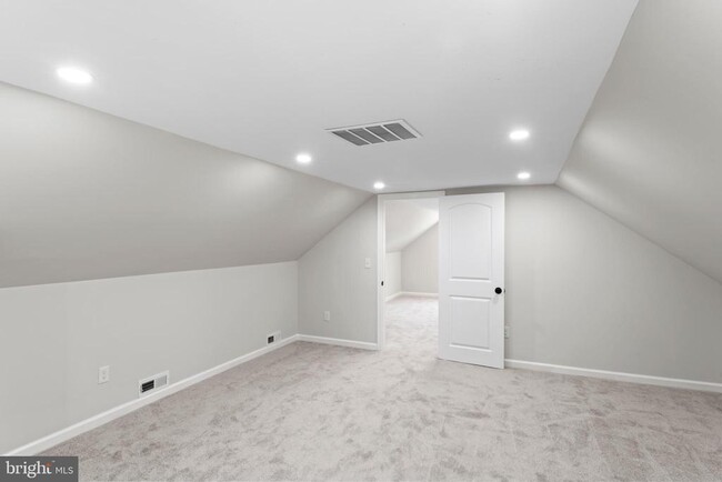 Building Photo - 5004 Barnaby Ln