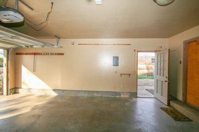 Building Photo - 2 Bed | 2 Bath in South Tulsa!