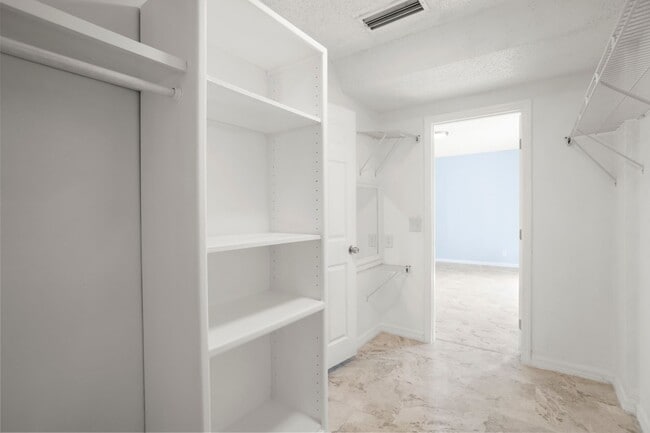 Building Photo - Very large 4bdrm/2bath House, Ready End of February