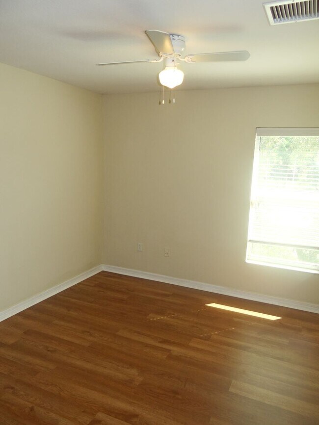 Building Photo - 4 bedroom, 2.5 bath, 1 car garage townhouse